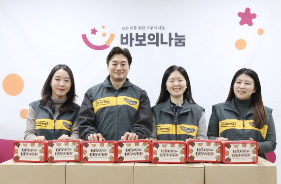 <span id='_stock_code_021960' data-stockcode='021960'>KB캐피탈</span>과 바보의나눔 직원들이 장애인 거주 시설에 전달할 쿠키 세트를 포장하고 있다. /사진=파이낸셜뉴스 사진DB