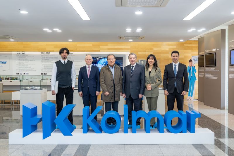 모하메드 알 호사니 아부다비 투자진흥청(ADIO) 최고책임자(왼쪽부터), 레이먼드 셰플러 하이티 대표, 윤동한 <span id='_stock_code_161890' data-stockcode='161890'>한국콜마</span> 회장, 슈뢰더 전 총리, 김소연 슈뢰더-김 재단 이사장, 메이드 알 함마디 EKFS(에미리트-한국 친선협회) 회장이 공장투어를 마친 후 기념촬영을 하고 있다. 콜마홀딩스 제공