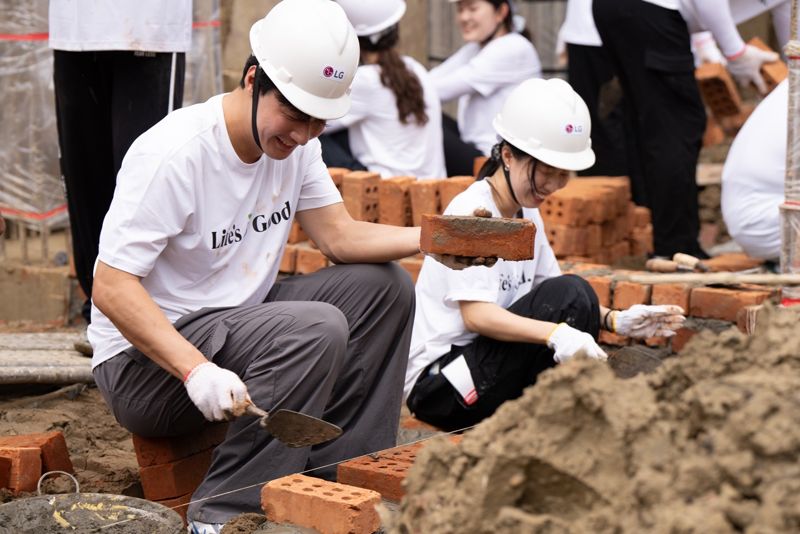 <span id='_stock_code_066570' data-stockcode='066570'>LG전자</span> 임직원의 자발적 참여로 구성된 &#39;라이프스굿(Life&#39;s Good)&#39; 봉사단이 지난 9월 미얀마 양곤에서 현지 청소년들의 교육환경 개선 활동을 진행했다. LG전자 제공