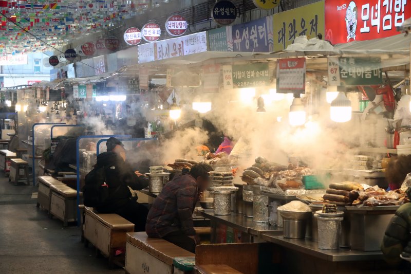 서울 종로구 광장시장 먹거리 상점에서 김이 피어오르고 있다. 뉴스1 제공.