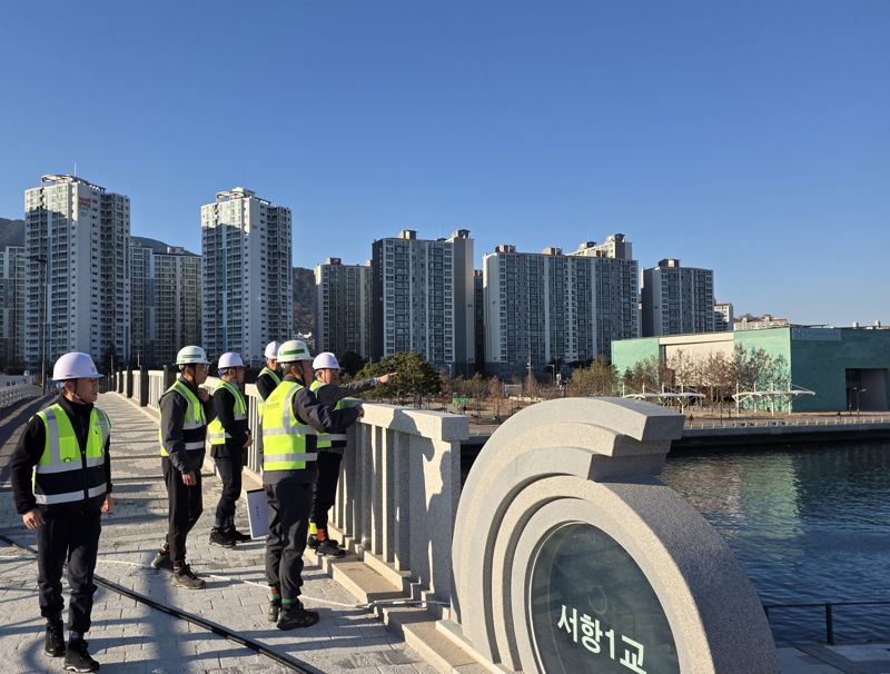 <span id='_stock_code_294870' data-stockcode='294870'>HDC현대산업개발</span>은 4일 마산해양신도시 공사 현장에서 경영진 안전 점검을 진행했다. 사진 오른쪽 첫 번째는 정경구 HDC현대산업개발 대표이사. HDC현대산업개발 제공