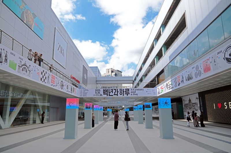 옛 서울역 준공 100주년 특별전시 ‘백년과 하루’가 진행된 커넥트플레이스 서울역점 중앙보행광장. 한화커넥트 제공