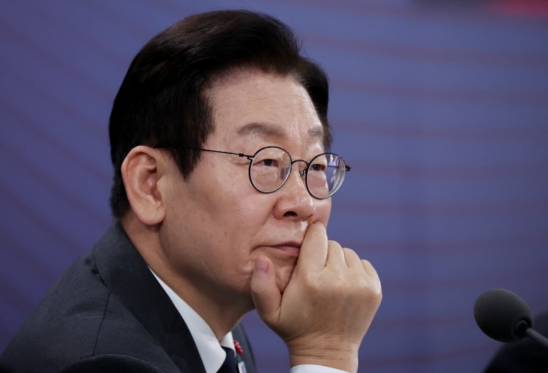 이재명 대통령이 5일 충남 천안시 한국기술교육대학교에서 열린 &#39;충남의 마음을 듣다&#39; 타운홀미팅에서 참석자 발언을 듣고 있다. 대통령실통신사진기자단