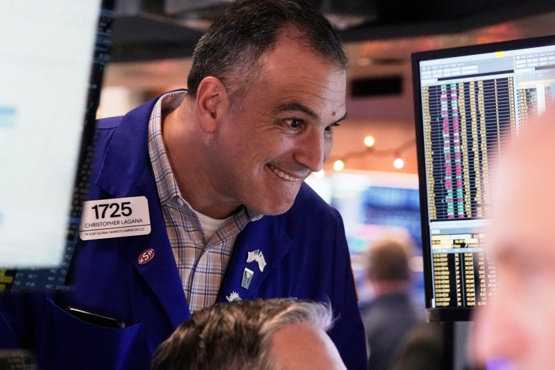 뉴욕 증시 시황을 가장 잘 반영하는 스탠더드앤드푸어스(S&amp;P)500 지수가 내년 말 8000까지 치솟는 등 두 자릿수 상승 흐름을 이어갈 것으로 전망됐다. AP 연합