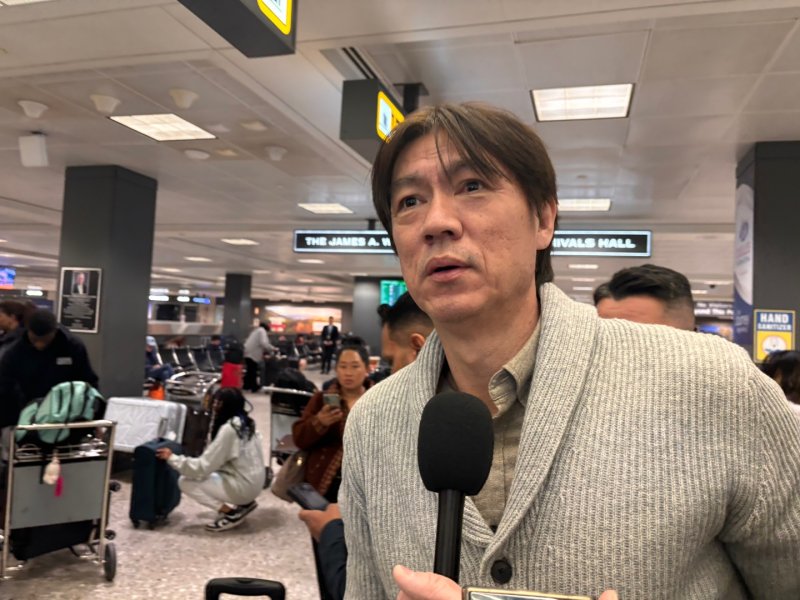 홍명보 축구대표팀 감독이 2026 국제축구연맹(FIFA) 북중미월드컵 조 추첨식에 참석하기 위해 3일(현지 시간) 미국 워싱턴DC 인근 덜레스국제공항으로 입국하며 소감을 묻는 특파원들에 답변하고 있다.뉴시스