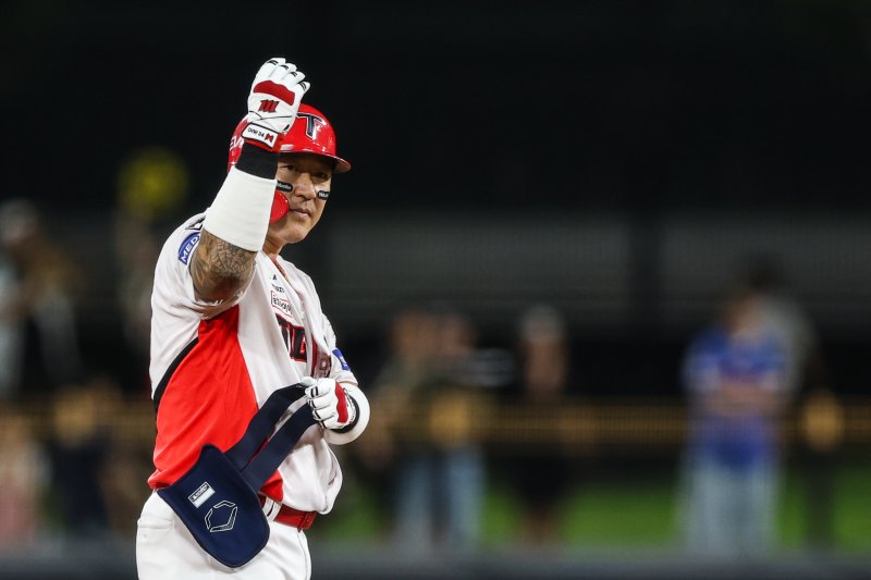 프로야구 KIA 타이거즈 최형우가 22일 광주-기아 챔피언스필드에서 열린 2025 <span id='_stock_code_005450' data-stockcode='005450'>신한</span> 쏠뱅크 KBO리그 <span id='_stock_code_003550' data-stockcode='003550'>LG</span> 트윈스와의 경기에서 안타를 친 뒤 환호하고 있다.KIA 타이거즈 제공