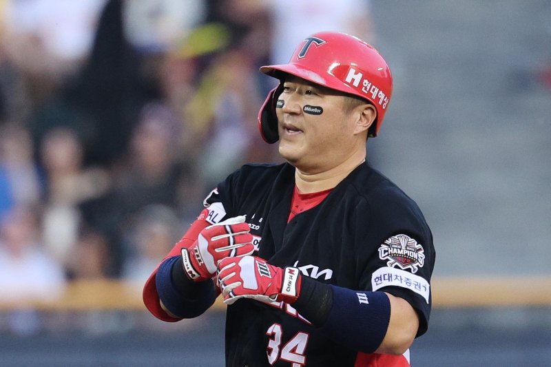 '2025 신한 SOL뱅크 KBO 리그' KIA와 LG의 경기 4회초 KIA 공격 무사 1, 2루 상황에서 최형우가 적시타를 친 후 미소짓고 있다.뉴스1