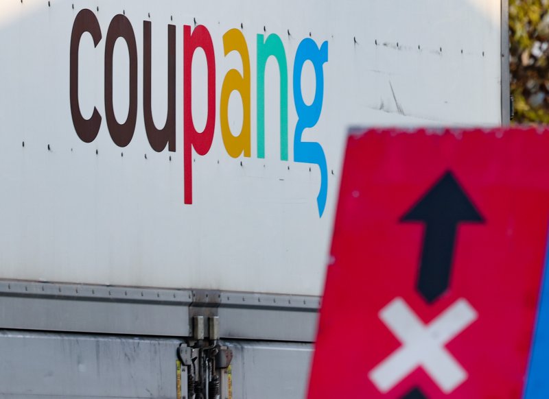 쿠팡의 대규모 고객 개인정보 유출 사태가 벌어지며 소비자들의 불안이 커지고 있다. 사진은 2일 서울 시내 한 쿠팡 물류센터 모습. /사진=뉴시스