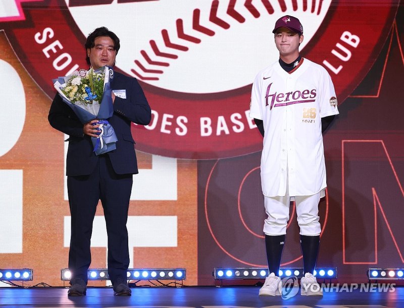 박석민 삼성 코치가 신인드래프트 현장에서 아들 박준현 군의 전체 1번 지명에 감격에 겨워하고 있다. 연합뉴스