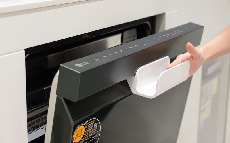 고객이 <span id='_stock_code_003550' data-stockcode='003550'>LG</span>전자의 '식기세척기 이지핸들(도어)'을 이용해 식기세척기 문을 열고 있다. <span id='_stock_code_066570' data-stockcode='066570'>LG전자</span> 제공
