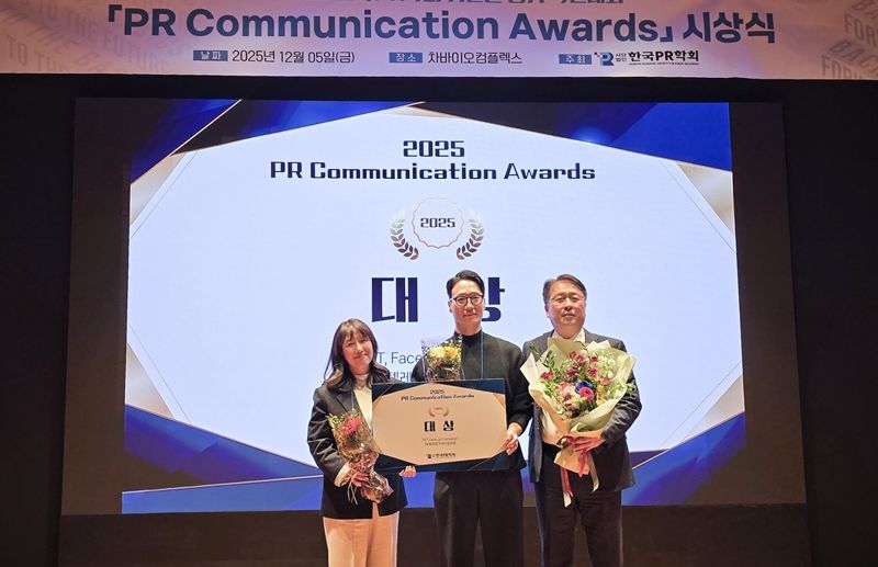 좌측부터 유선욱 한국PR학회장, 정광용 <span id='_stock_code_017670' data-stockcode='017670'>SK텔레콤</span> 매니저, 권영상 SK텔레콤 Comm지원실장이 지난 5일 경기 판교에서 열린 PR 커뮤니케이션 어워즈에서 기념 촬영을 하고 있다. SKT 제공