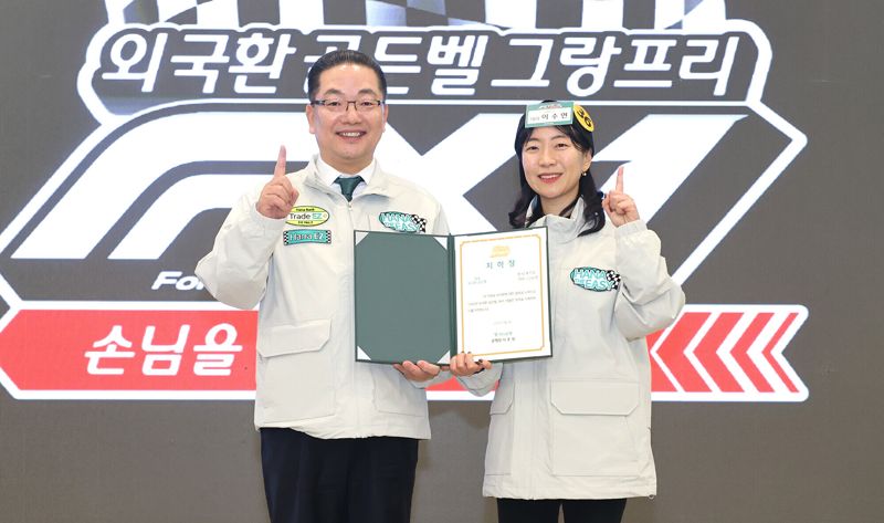 하나은행은 지난 5일 하나금융그룹 서울 명동 사옥에서 전국 외국환 우수직원들이 참여하는 외국환 지식경연 대회인 &#39;2025 외국환 골든벨&#39; 결선 행사를 진행했다. 이호성 하나은행장(왼쪽)이 우승자인 동광동지점 이수연 대리와 함께 기념 촬영을 하고 있다.