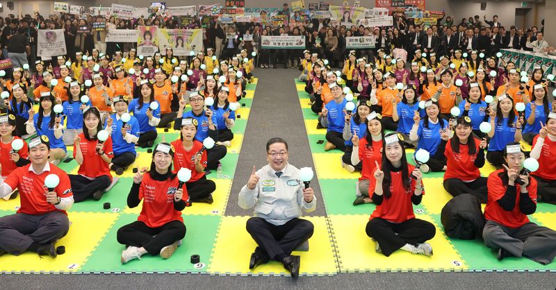 하나은행은 지난 5일 하나금융그룹 서울 명동 사옥에서 전국 외국환 우수직원들이 참여하는 외국환 지식경연 대회인 &#39;2025 외국환 골든벨&#39; 결선 행사를 진행했다. 이호성 하나은행장(가울데)이 참가자들과 함께 기념 촬영을 하고 있다.