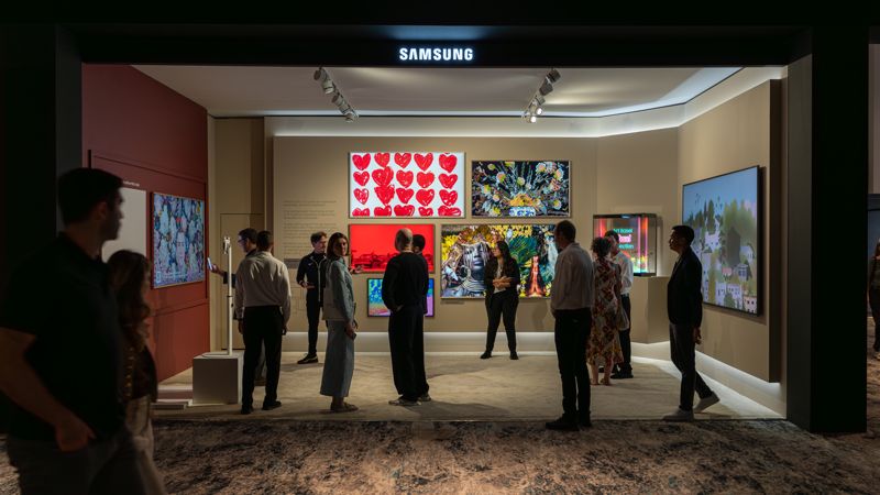 7일(현지시간)까지 미국 마이애미 비치 컨벤션 센터에서 열린 아트 바젤 마이애미 비치 2025에서 관람객들이 <span id='_stock_code_005930' data-stockcode='005930'>삼성전자</span> 전시존에서 마이크로 RGB, 네오 QLED, 더 프레임 등 삼성 아트 TV를 감상하고 있다. 삼성전자 제공