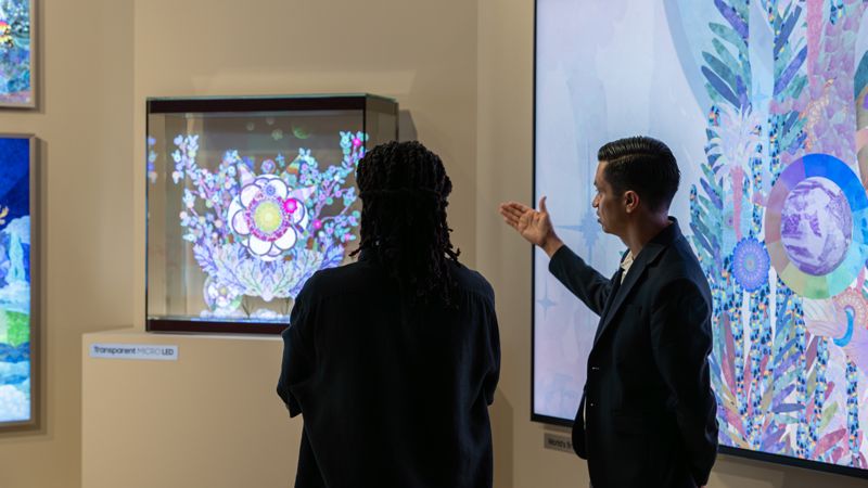 7일(현지시간)까지 미국 마이애미 비치 컨벤션 센터에서 열린 아트 바젤 마이애미 비치 2025에서 관람객이 삼성 투명 마이크로 LED에 전시된 사야 울포크(Saya Woolfalk) 작가의 작품을 감상하고 있다. 삼성전자 제공