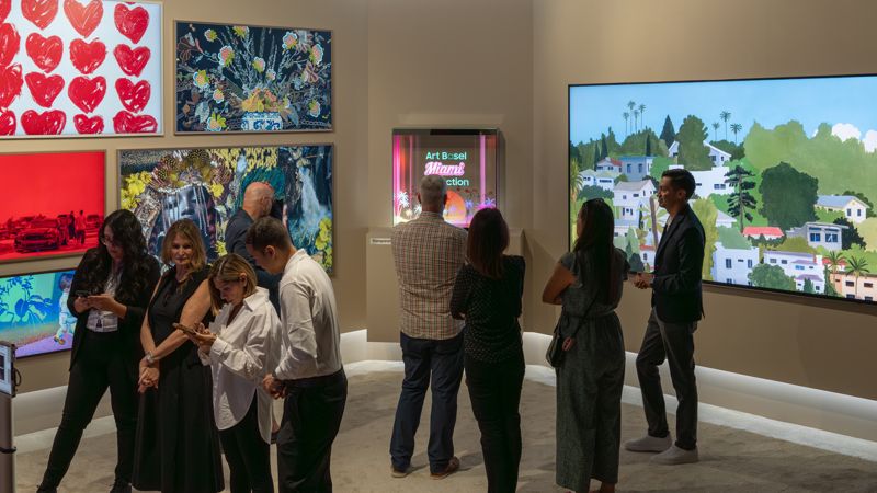 7일(현지시간)까지 미국 마이애미 비치 컨벤션 센터에서 열린 아트 바젤 마이애미 비치 2025에서 관람객들이 삼성 아트 스토어에 런칭된 &#39;아트 바젤 마이애미 비치 컬렉션&#39; 작품들을 감상하고 있다. 삼성전자 제공