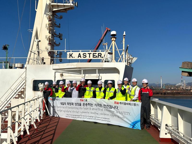 <span id='_stock_code_005880' data-stockcode='005880'>대한해운</span> 이동수 대표이사(오른쪽 여섯번째), KLCSM 권오길 대표이사(오른쪽 일곱번째)가 지난 5일 전남 광양시 포스코 광양제철소 원료부두에 정박한 벌크선 케이 아스터(K.ASTER)호에서 선박 안전 합동점검을 마치고 포즈를 취하고 있다. SM그룹 제공