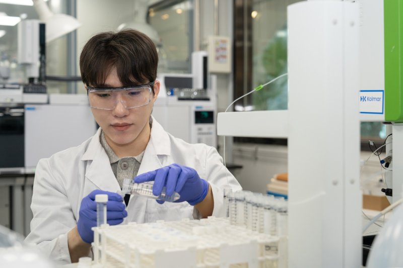 <span id='_stock_code_161890' data-stockcode='161890'>한국콜마</span> 연구원이 제형 분석 장비를 사용하고 있다. 한국콜마 제공