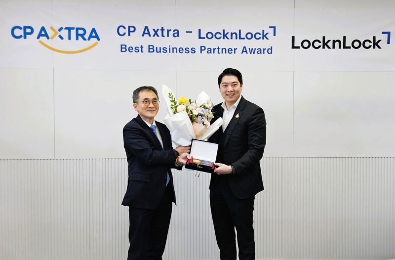 이영상 <span id='_stock_code_115390' data-stockcode='115390'>락앤락</span> 대표이사(왼쪽)가 지난 5일 서울 태평로 본사에서 태국 최대 유통그룹 CP Axtra와 파트너십 미팅을 진행한뒤 기념촬영을 하고 있다. 락앤락 제공