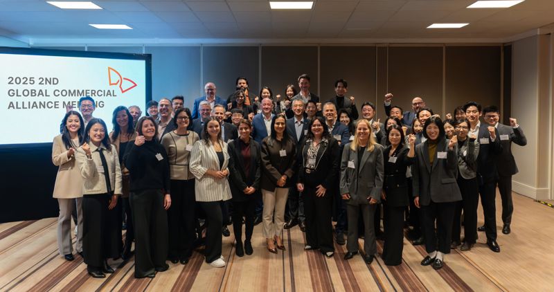 지난 5일 미국 애틀랜타에서 열린 <span id='_stock_code_326030' data-stockcode='326030'>SK바이오팜</span> 커머셜 얼라이언스 미팅 참석자들이 기념촬영을 하고 있더. SK바이오팜 제공