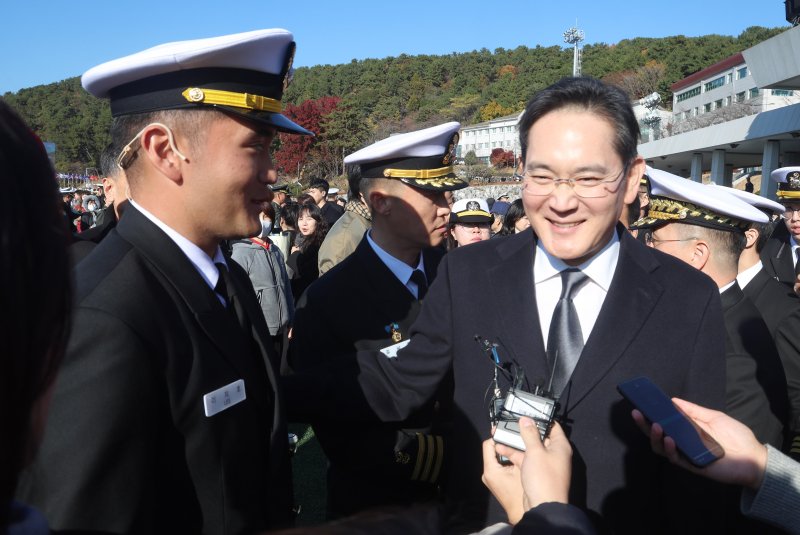 지난 11월 28일 오후 경남 창원시 진해구 해군사관학교 연병장에서 열린 제139기 해군·해병대 사관후보생 수료 및 임관식에서 이재용 삼성전자 회장이 아들 이지호 신임 소위를 격려하고 있다. /사진=뉴시스