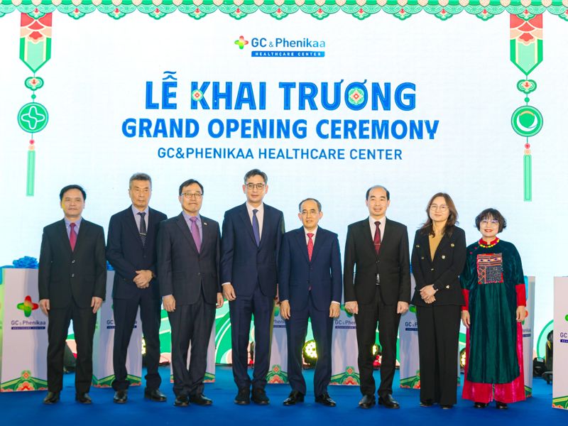 지난 5일 하노이 현지에서 열린 ‘GC&amp;페니카 헬스케어 센터’ 개소식에서 최영삼 주 베트남 대한민국 대사(왼쪽 세번째부터), 허용준 GC 대표이사, 호 쑤언 낭 페니카 그룹 회장, 응웬 딩 흥 하노이 보건청 부청장 등이 기념촬영을 하고있다. GC 제공