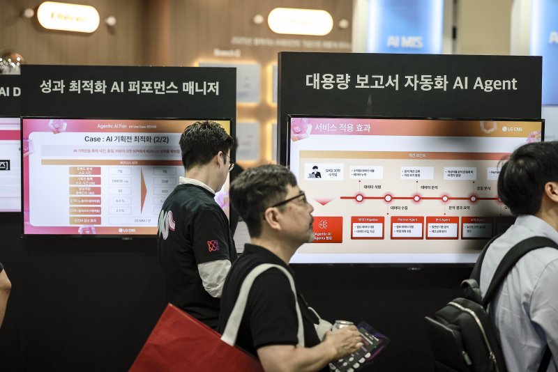iM증권이 LG씨엔에스에 대해 인공지능(AI) 데이터센터 수요가 증가하면서 해외 수주 확대에 따른 성장성이 가속화될 것으로 전망했다. LG씨엔에스는 사진은 서울 강남구 코엑스에서 열린 인공지능 페스타 2025에서 참관객들이 LG CNS의 에이전트웍스를 살펴보고 있는 모습. 2025.09.30&#x2F;뉴시스