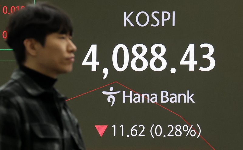 8일 오전 서울 중구 하나은행 본점 딜링룸에서 딜러가 업무를 수행하고 있다. &#x2F;사진&#x3D;뉴시스