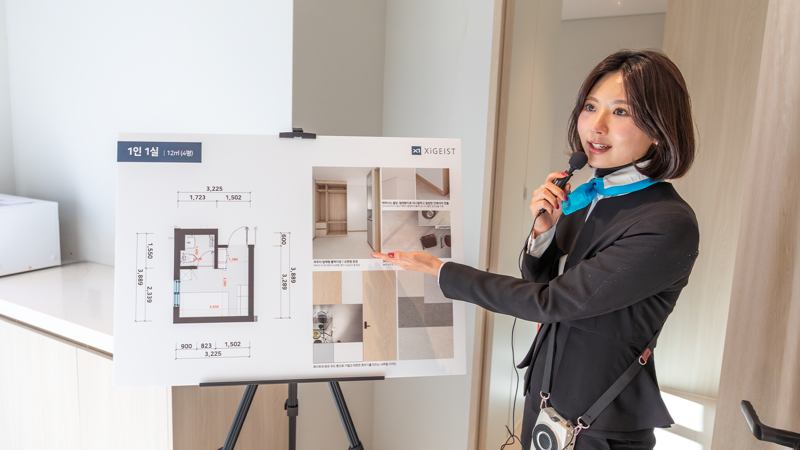 8일 GS건설 자회사 자이가이스트 관계자가 참석자들에게 최근 준공한 모듈러 기숙사 ‘드림 포레스트’에 대해 설명하고 있다. GS건설 제공