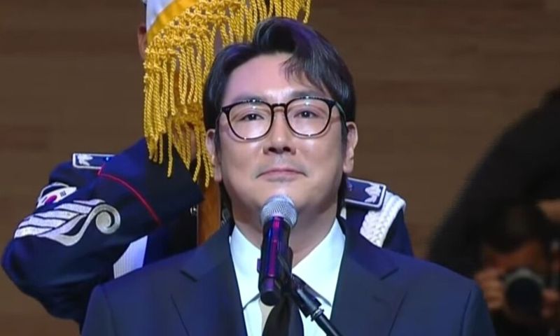 지난 8월 15일 배우 조진웅이 제80주년 광복절 경축식에서 국기에 대한 맹세문을 낭독하고 있다. 사진=MBC 캡처