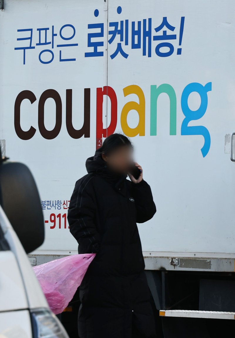 쿠팡과 <span id='_stock_code_017670' data-stockcode='017670'>SK텔레콤</span> 등 대규모 고객 계정 유출 사고를 낸 기업 대부분이 피해자를 구제하는 '개인정보유출 배상보험'을 법정 최소 금액으로만 가입해 온 것으로 나타난 8일 서울 시내의 한 쿠팡 물류센터의 배송차량 모습. 사진=연합뉴스