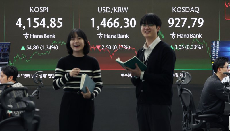 8일 서울 중구 하나은행 딜링룸에서 딜러들이 업무를 보고 있다. &#x2F;사진&#x3D;뉴시스