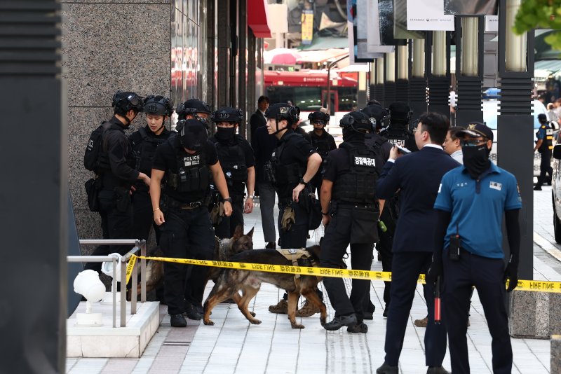지난 8월 서울 신세계백화점 본점에서 한 인터넷 커뮤니티에 해당 백화점 내부에 폭발물을 설치했다는 협박글이 올라와 경찰특공대 등이 현장에 출동해 조사하고 있다. 뉴스1