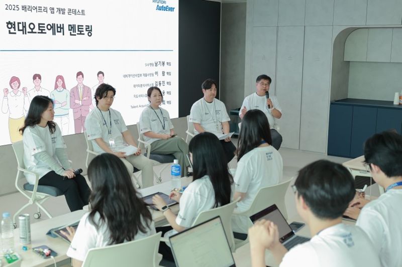<span id='_stock_code_307950' data-stockcode='307950'>현대오토에버</span> 임직원들이 ‘2025 배리어프리 앱 개발 콘테스트’에서 참가자들을 대상으로 멘토링을 진행하고 있다. 현대오토에버 제공 