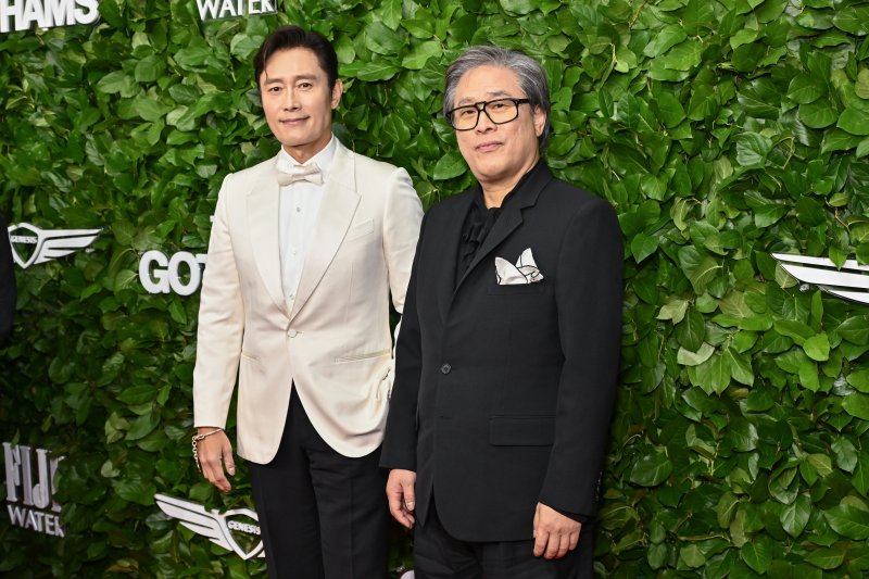 박찬욱(오른쪽) 감독과 배우 이병헌이 12월 1일(현지시각) 미국 뉴욕 시프리아니 월스트리트에서 열린 제35회 고섬 어워즈에 참석해 포토타임을 갖고 있다. 이병헌은 영화 '어쩔수가없다'로 남우주연상 후보에 올랐으며 조연상 시상자로도 나섰다. 뉴시스