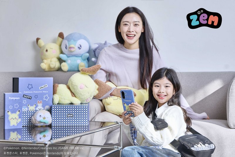 SKT 모델들이 키즈폰 신제품 '젬폰 포켓피스'을 소개하고 있다. <span id='_stock_code_017670' data-stockcode='017670'>SK텔레콤</span> 제공