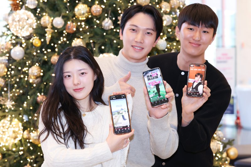 LG유플러스 '유쓰 쇼츠 페스티벌' 대상 수상자인 장예지씨(왼쪽부터), 조민서씨, 채민혁씨가 대상 수상 후 포즈를 취하고 있다. LG유플러스 제공