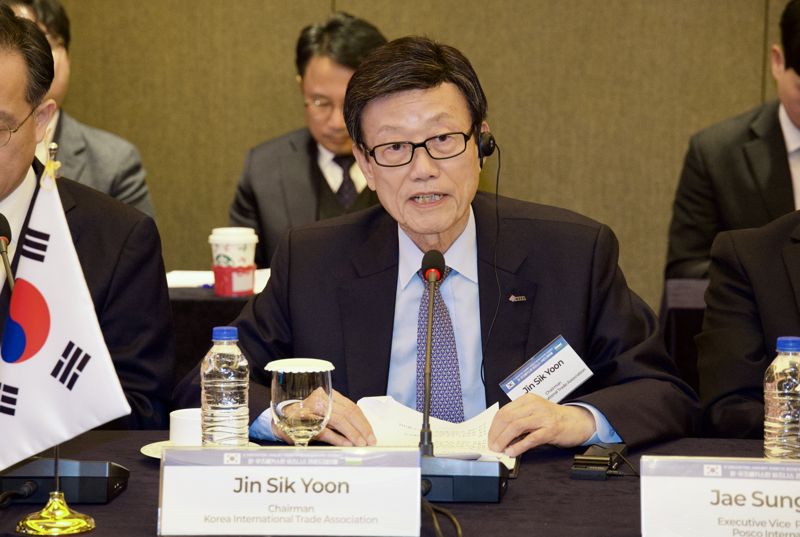 윤진식 한국무역협회 회장이 9일 서울 중구 롯데호텔에서 한국무역협회(KITA)와 주한우즈베키스탄대사관이 공동으로 개최한 '한-우즈베키스탄 비즈니스 라운드테이블'에서 개회사를 하고 있다. 한국무역협회 제공. 