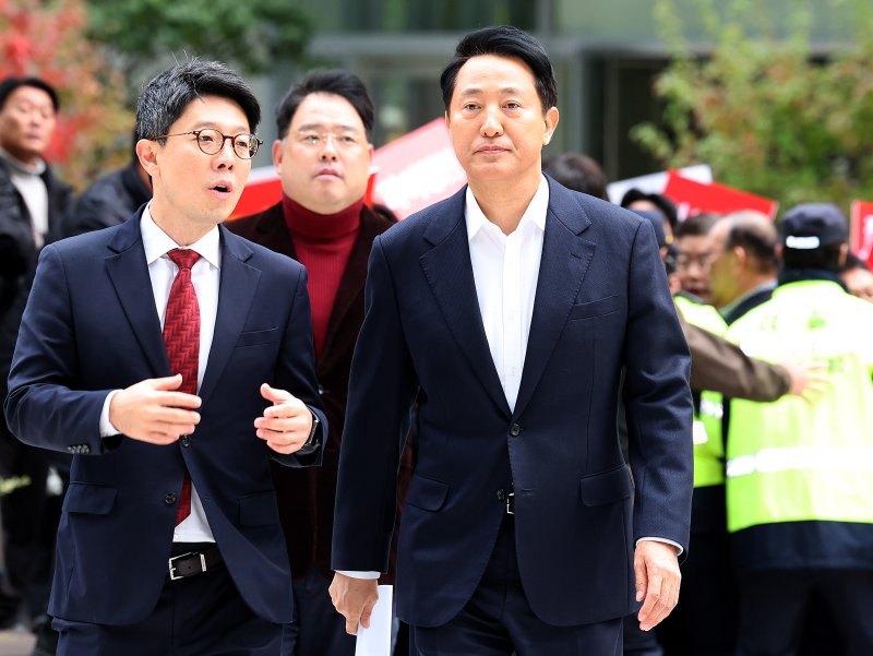 오세훈 서울시장이 8일 오전 서울 종로구 KT광화문 웨스트빌딩에 마련된 김건희 여사 관련 의혹을 수사하는 민중기 특별검사 사무실에서 진행되는 소환조사에 출석하고 있다. 사진=뉴시스