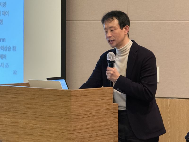 황지현 한국에너지공과대학교 에너지공학부 교수가 9일 전경련회관에서 강연을 하고 있다. 사진=강구귀 기자