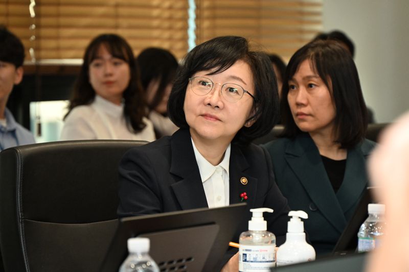 9일 서울 동작구 <span id='_stock_code_003000' data-stockcode='003000'>부광약품</span>을 찾은 오유경 식품의약품안전처장이 장애인 <span id='_stock_code_001680' data-stockcode='001680'>대상</span> 의약외품 안전정보 제공에 대한 현장 의견을 청취하고 있다. 식약처 제공