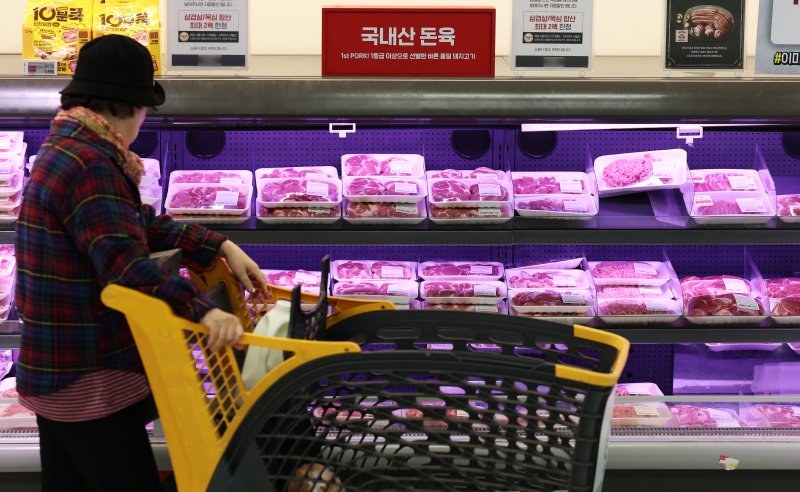 서울의 한 대형마트 정육코너에서 고객이 장을 보고 있다. 뉴스1