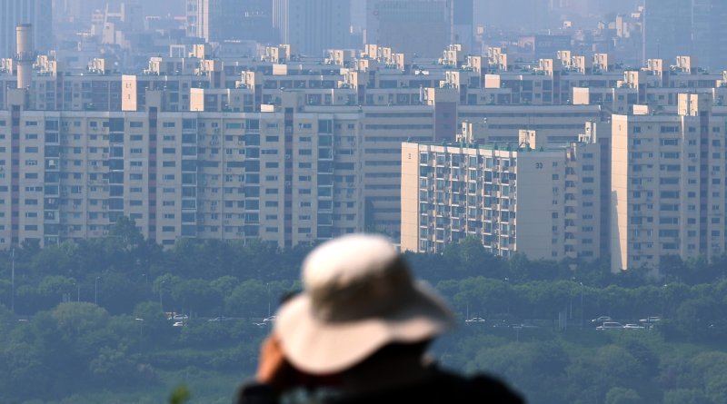 서울 성동구 응봉산에서 강남구 압구정동 현대아파트가 보이고 있다. 사진=뉴시스