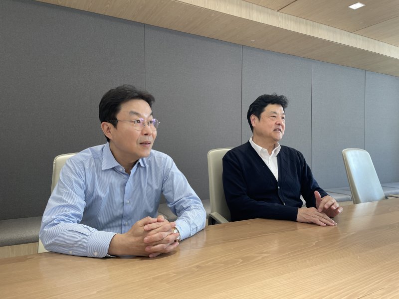동운아나텍 박정준 전무(왼쪽)와 이연승 전무 동운아나텍 제공