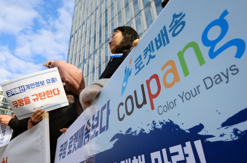 민주노총과 공공운수노조 조합원들이 9일 서울시 송파구 쿠팡본사 입주 건물 앞에서 '고객정보 유출, 노동자 생명과 안전 방치 총체적 불법기업 쿠팡 규탄 민주노총 기자회견'을 갖고 있다. 2025.12.9/뉴스1 ⓒ News1 이호윤 기자 /사진=뉴스1