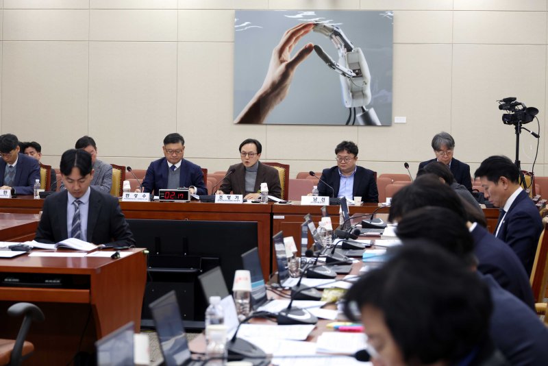 조영기 한국인터넷기업협회 사무총장(왼쪽 네번째)이 9일 오전 서울 여의도 국회 과학기술정보방송통신위원회에서 열린 AI제정법 관련 입법공청에서 발언을 하고 있다. 뉴시스