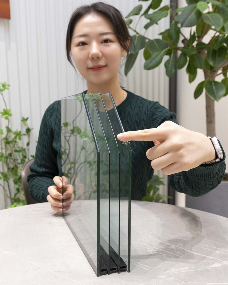 <span id='_stock_code_344820' data-stockcode='344820'>KCC글라스</span> 직원이 경량다복층유리 시스템을 가리키고 있다. KCC글라스 제공
