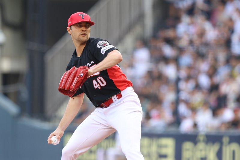 KIA 타이거즈의 외국인 에이스 제임스 네일이 17일 잠실구장에서 열린 2025 <span id='_stock_code_005450' data-stockcode='005450'>신한</span> 쏠뱅크 <span id='_stock_code_000150' data-stockcode='000150'>두산</span> 베어스와의 경기에 선발 등판해 역투하고 있다.KIA 타이거즈 제공