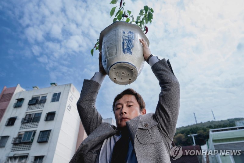 영화 '어쩔수가없다' 보도스틸. <span id='_stock_code_001040' data-stockcode='001040'>CJ</span> ENM