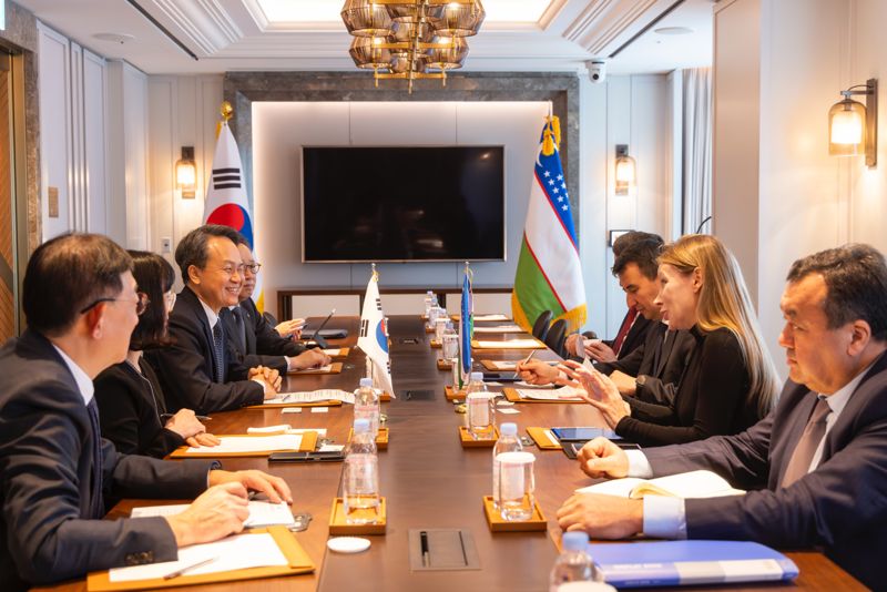 진옥동 신한금융그룹 회장(왼쪽 세번째)을 비롯한 신한금융그룹 경영진과 잠시드 호자예프 우즈베키스탄 부총리(오른쪽에서 세번째)를 비롯한 우즈베키스탄 사절단이 면담을 진행하고 있다. 신한금융그룹 제공